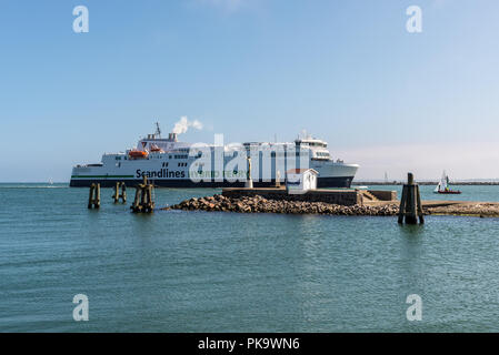 Rostock, Allemagne - le 26 mai 2017 : Le nouveau traversier de Berlin de l'opérateur de ferry germano-danoise Scandlines AG est la voile dans le port de Rostock, Mecklenbur Banque D'Images