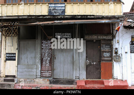 Les portes et murs rustiques autour de Kandy. Prises au Sri Lanka, août 2018. Banque D'Images