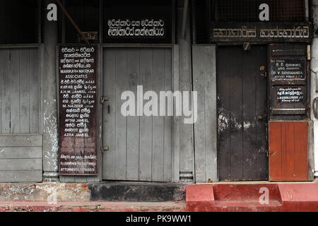 Les portes et murs rustiques autour de Kandy. Prises au Sri Lanka, août 2018. Banque D'Images