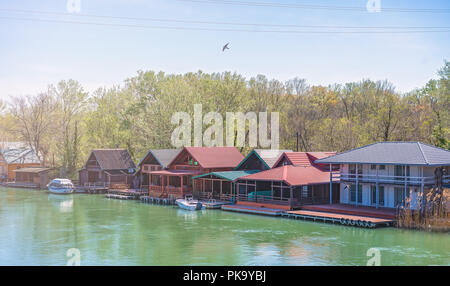 Les petites maisons en bois et de restaurants sur la rive de la rivière Bojana Ada près de Ulcinj, Monténégro Banque D'Images