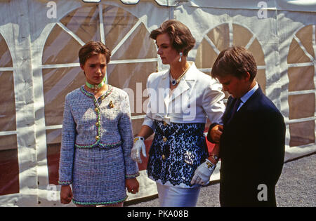 Fürstin Gloria von Thurn und Taxis mit Tochter Maria Theresia Sohn Albert bei der Hochzeit von Prinzessin Alexandra von Sayn Wittgenstein und Sayn Erbprinz Charles-eugène zu Oettingen und Oettingen Wallerstein à Bendorf, Deutschland 1994. La Princesse Gloria von Thurn et Taxis avec fille Maria Theresia et fils Albert au mariage de la princesse Alexandra zu Sayn Wittgenstein Sayn et le prince Carl Eugen zu Oettingen Wallerstein et à Bendorf, Allemagne 1994. Banque D'Images