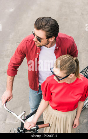 Portrait de couple élégant avec lunettes en location Banque D'Images