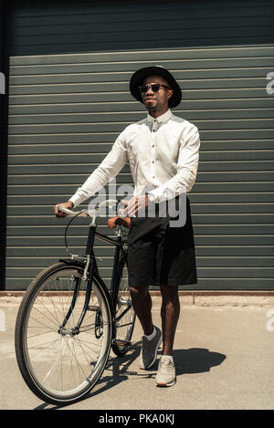 Handsome young african american man bike Banque D'Images