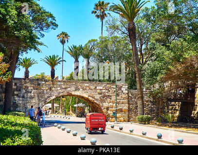 Un véhicule à trois roues, traverser le pont de Neratzia château des chevaliers de St Jean sur l'Akti Kountouriotou street. L'île de Kos. Sud de la Mer Egée. La Grèce. Banque D'Images