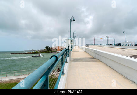 Pont de levage sur une autoroute Gulf Blvd à John's Pass, Florida USA Banque D'Images