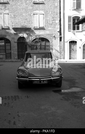 Un modèle classique fin Citröen DS23 Pallas dans le village de Caylus, Tarn et Garonne, Occitanie, France Banque D'Images