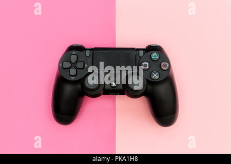 Londres - septembre 05, 2018 : jeux vidéo PlayStation gaming controller sur fond rose vif Banque D'Images
