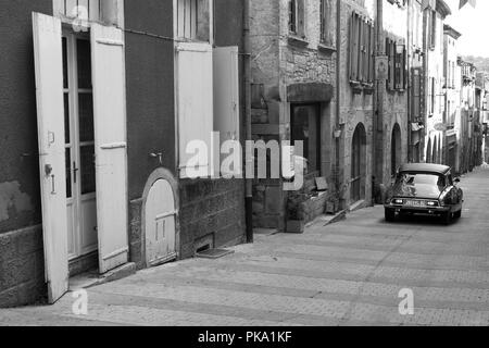 Un modèle classique fin Citröen DS23 Pallas dans le village de Caylus, Tarn et Garonne, Occitanie, France Banque D'Images