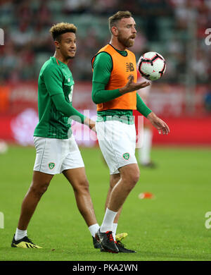 République d'Irlande est Richard Keogh (droite) se réchauffe avant le match amical au Stadion Miejski, Wroclaw. Banque D'Images