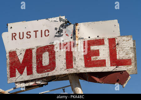 Vue rapprochée d'un vieux motel abandonné générique signe, avec une vacance au soleil de la Californie jour Banque D'Images