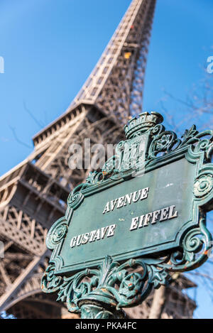 Avenue Gustave Eiffel inscrivez-vous à la base de la Tour Eiffel à Paris, France. Banque D'Images