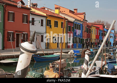 Le Rio della Giudecca, Burano, Venise, Italie : Fondamenta della Giudecca, avec des maisons aux couleurs vives, de passants et de nombreux bateaux amarrés Banque D'Images