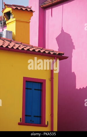 Libre de maisons peintes gaudily sur la Fondamenta della Giudecca, Burano, Venise, Italie Banque D'Images