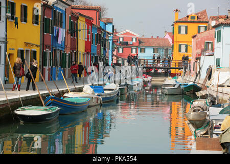 Le Rio della Giudecca, Burano, Venise, Italie : Fondamenta della Giudecca, avec des maisons aux couleurs vives, de passants et de nombreux bateaux amarrés Banque D'Images