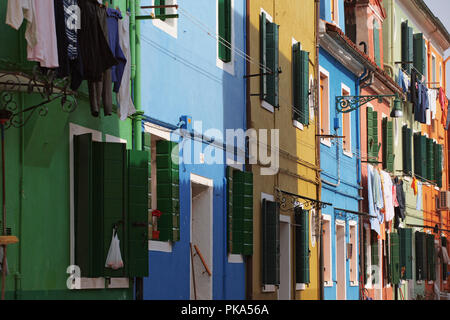 Burano, Venise, Italie : maisons colorées sur la Calle, Broetta avec buanderie en train de sécher dehors Banque D'Images