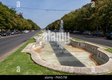 Voir l'est le long de la ligne centrale de la fontaine Bulevardul Unirii Boulevard (Union européenne) à Bucarest, Roumanie. Banque D'Images
