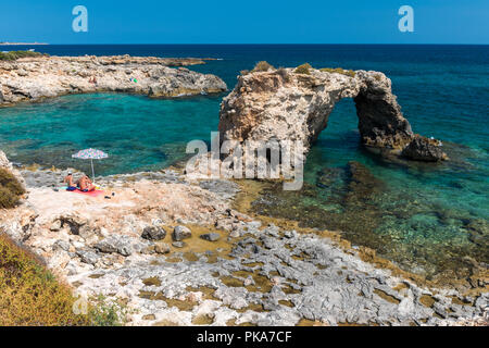 C te Rocheuse avec une arche naturelle de Punta Asparano pr s