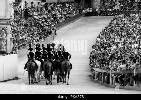 La Section de la montée les Carabinieri italiens (Police) Se préparer à la course autour de la piste avant le début de la Palio di Siena, Sienne, Italie Banque D'Images