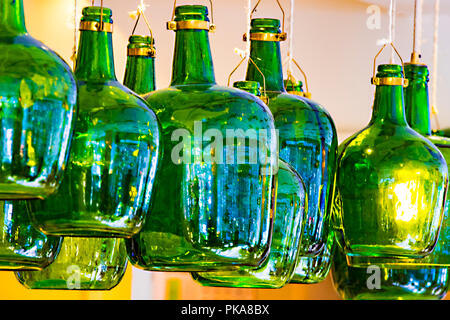 Lampes de vieilles bouteilles de vin contre le plafond Banque D'Images