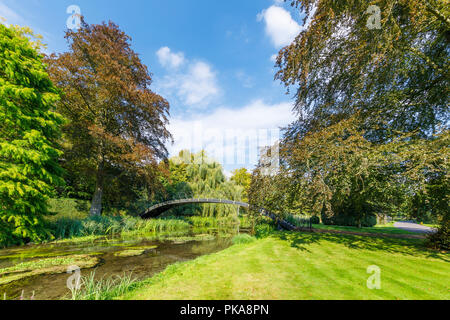 Ferronnerie fer forgé pont sur la rivière Itchen, Avington Park, un hôtel particulier de style palladien country house, Avington, Winchester, Hampshire, Angleterre du sud Banque D'Images