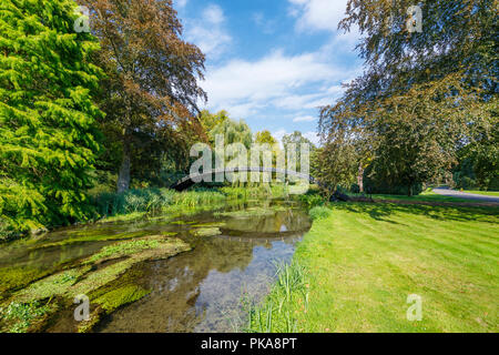 Ferronnerie fer forgé pont sur la rivière Itchen, Avington Park, un hôtel particulier de style palladien country house, Avington, Winchester, Hampshire, Angleterre du sud Banque D'Images