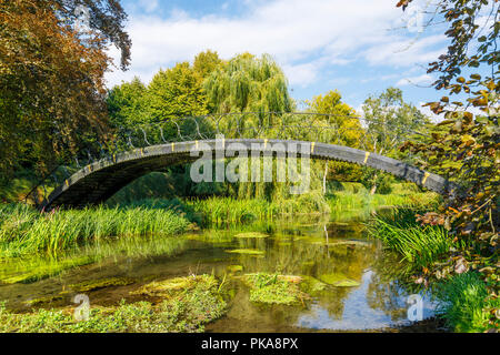 Ferronnerie fer forgé pont sur la rivière Itchen, Avington Park, un hôtel particulier de style palladien country house, Avington, Winchester, Hampshire, Angleterre du sud Banque D'Images