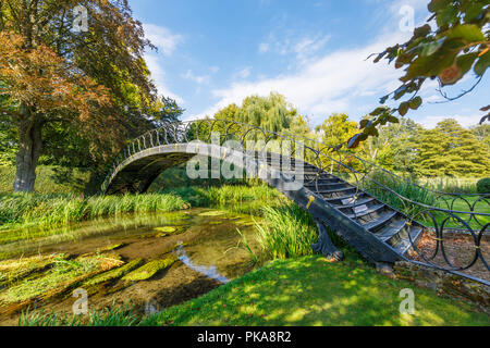 Ferronnerie fer forgé pont sur la rivière Itchen, Avington Park, un hôtel particulier de style palladien country house, Avington, Winchester, Hampshire, Angleterre du sud Banque D'Images