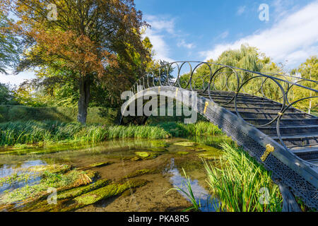 Ferronnerie fer forgé pont sur la rivière Itchen, Avington Park, un hôtel particulier de style palladien country house, Avington, Winchester, Hampshire, Angleterre du sud Banque D'Images