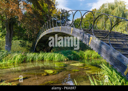 Ferronnerie fer forgé pont sur la rivière Itchen, Avington Park, un hôtel particulier de style palladien country house, Avington, Winchester, Hampshire, Angleterre du sud Banque D'Images