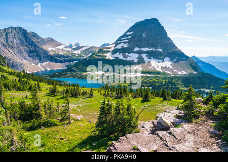 Sentier du col de Logan, dans le parc national des Glaciers aux beaux jours, Montana, USA. Banque D'Images