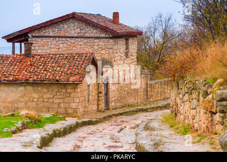 Maisons en pierre et la route de la grotte ville d'Chufut-Kale dans la Crimée Banque D'Images