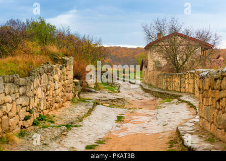 La grotte de tir d'automne ville d'Chufut-Kale à Sumy, Crimée Banque D'Images