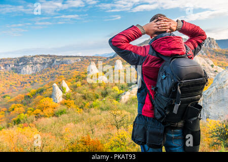 Photographe voyageur avec un sac à dos d'admirer de magnifiques montagnes en automne, vue arrière Banque D'Images