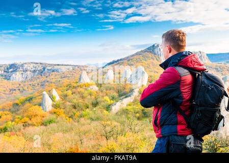 Photographe voyageur avec un sac à dos d'admirer les belles montagnes en automne Banque D'Images