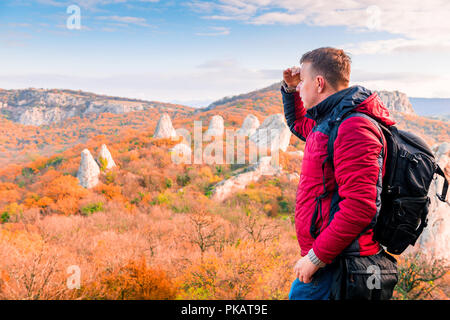 Randonnées en montagne, un voyageur à admirer les montagnes d'automne Banque D'Images