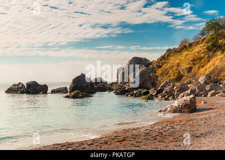 Avis de rochers sur une plage de sable fin, Beau Rivage Banque D'Images