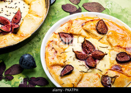 Gâteau d'automne, avec du fromage cottage focaccia italienne et figues Banque D'Images