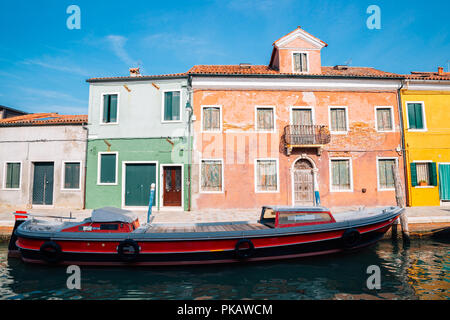 Bâtiments colorés et bateau sur canal dans l'île de Burano, Venise, Italie Banque D'Images