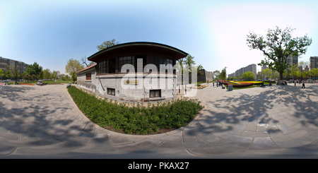 Vue panoramique à 360° de Les chambres lumineuses de la ville de Beijing ruins park (porte d'accès de l'Est) - Beijing présente le signal de chemin de fer de montagne