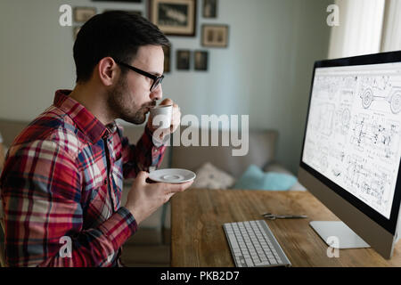 Beau jeune designer de travailler sur projet sur ordinateur Banque D'Images