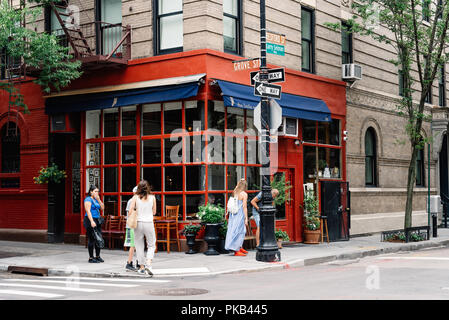 La ville de New York, USA - 22 juin 2018 : au coin de la rue Bedford avec Grove Street à Greenwich Village, en vedette dans le célèbre amis American Televisio Banque D'Images
