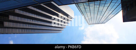 Bannière de gratte-ciel vue de dessous en fond de ciel bleu. Banque D'Images