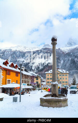 Chamonix, France - 30 janvier 2015 : vue sur la rue, les gens marcher dans le centre de la ville de Chamonix dans les Alpes Banque D'Images