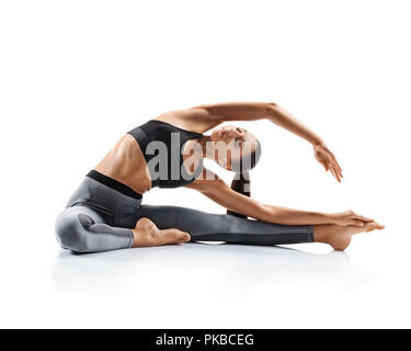 Sporty young woman doing yoga pratique isolé sur fond blanc. Concept de vie en bonne santé et équilibre naturel entre le corps et le développement mental. Banque D'Images