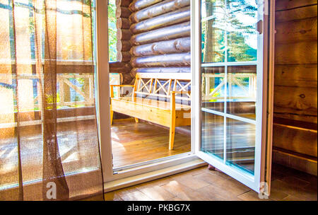Portes françaises s'ouvrent sur un balcon avec vue sur les légumes-feuilles arbres. lumière tulle blanc. la nature. vous détendre. concept de vocations. Banque D'Images