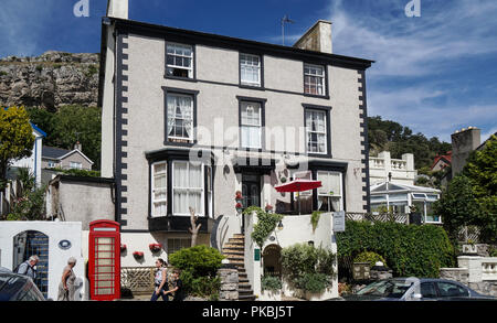 L'hôtel Chelsea, Église promenades, Llandudno, juste sur le bord de la ville, au pied de la montagne de Great Orme. Image prise en août 2018. Banque D'Images