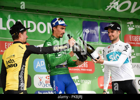 Julian Alaphilippe, Wout Poels et Primoz Roglic célébrer haut place à la Tour de Bretagne de l'énergie OVO course cycle, étape 8, Londres, Royaume-Uni. Bouteilles Banque D'Images