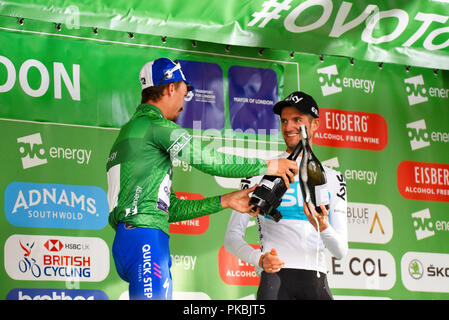 Julian Alaphilippe et Wout Poels célébrer haut place à la Tour de Bretagne de l'énergie OVO course cycle, étape 8, Londres, Royaume-Uni. Bouteilles Banque D'Images