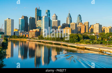 Philadelphie, Pennsylvanie, PA, USA. 8-23-17:philadelphia skyline at sunset avec reflet dans la rivière. Banque D'Images
