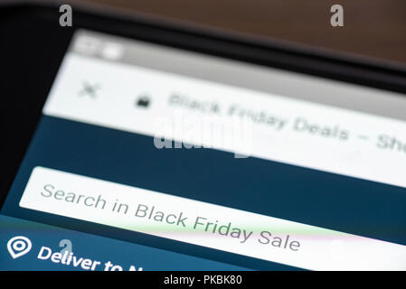 Vente Vendredi noir dans la boîte de recherche de texte sur votre application sur l'écran du smartphone libre. Banque D'Images